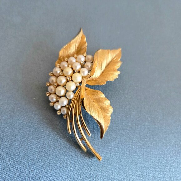 Vintage Crown Trifari faux pearls and clear rhinestones gold tone brooch. - Picture 3 of 7